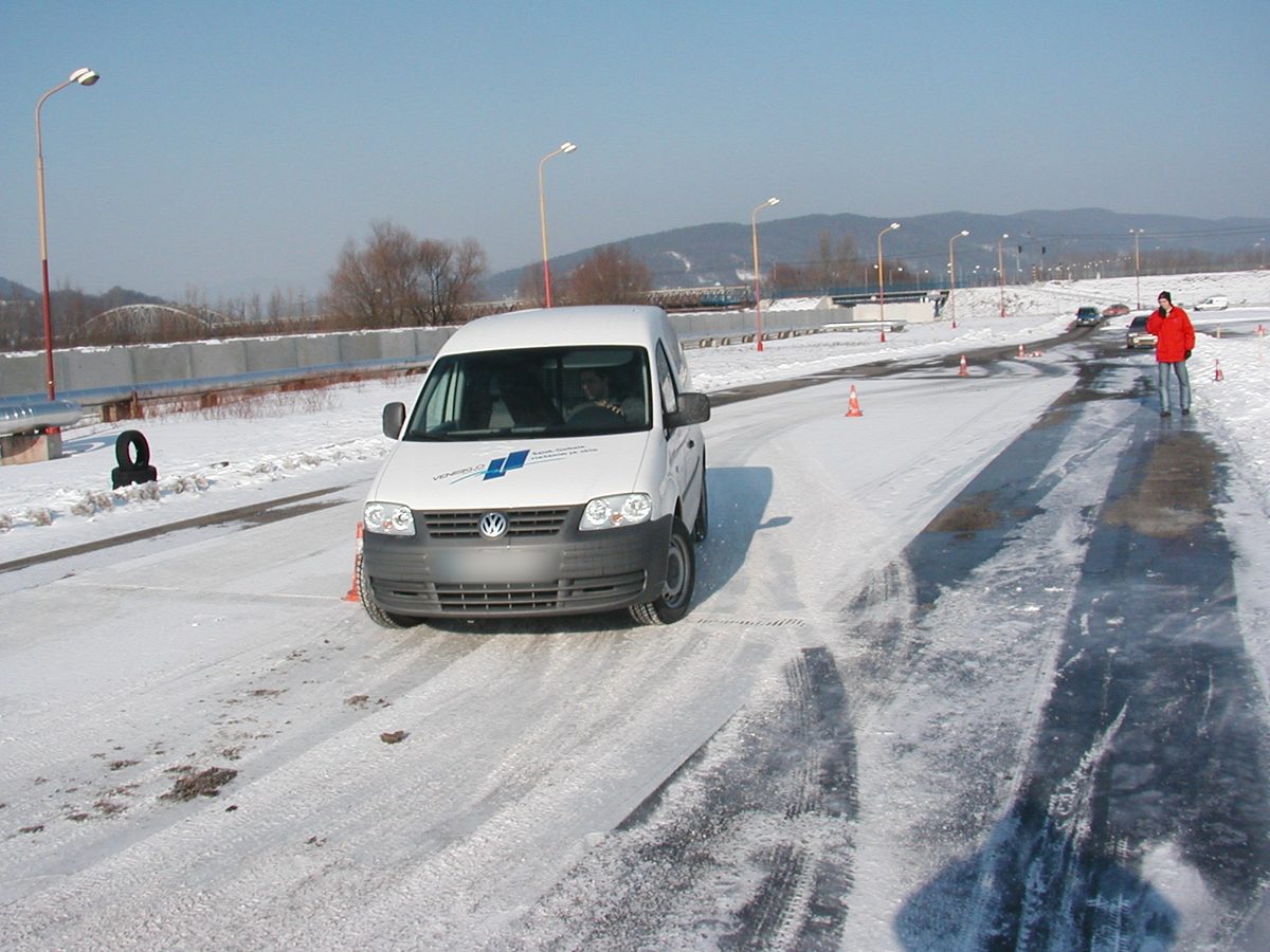 Dodávka na zasneženej dráhe polygónu