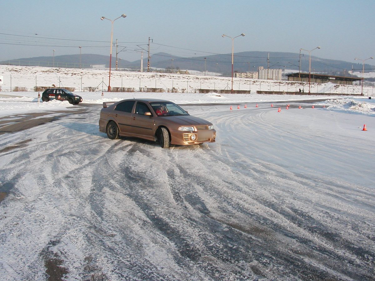 Auto v šmyku na zasneženej ploche