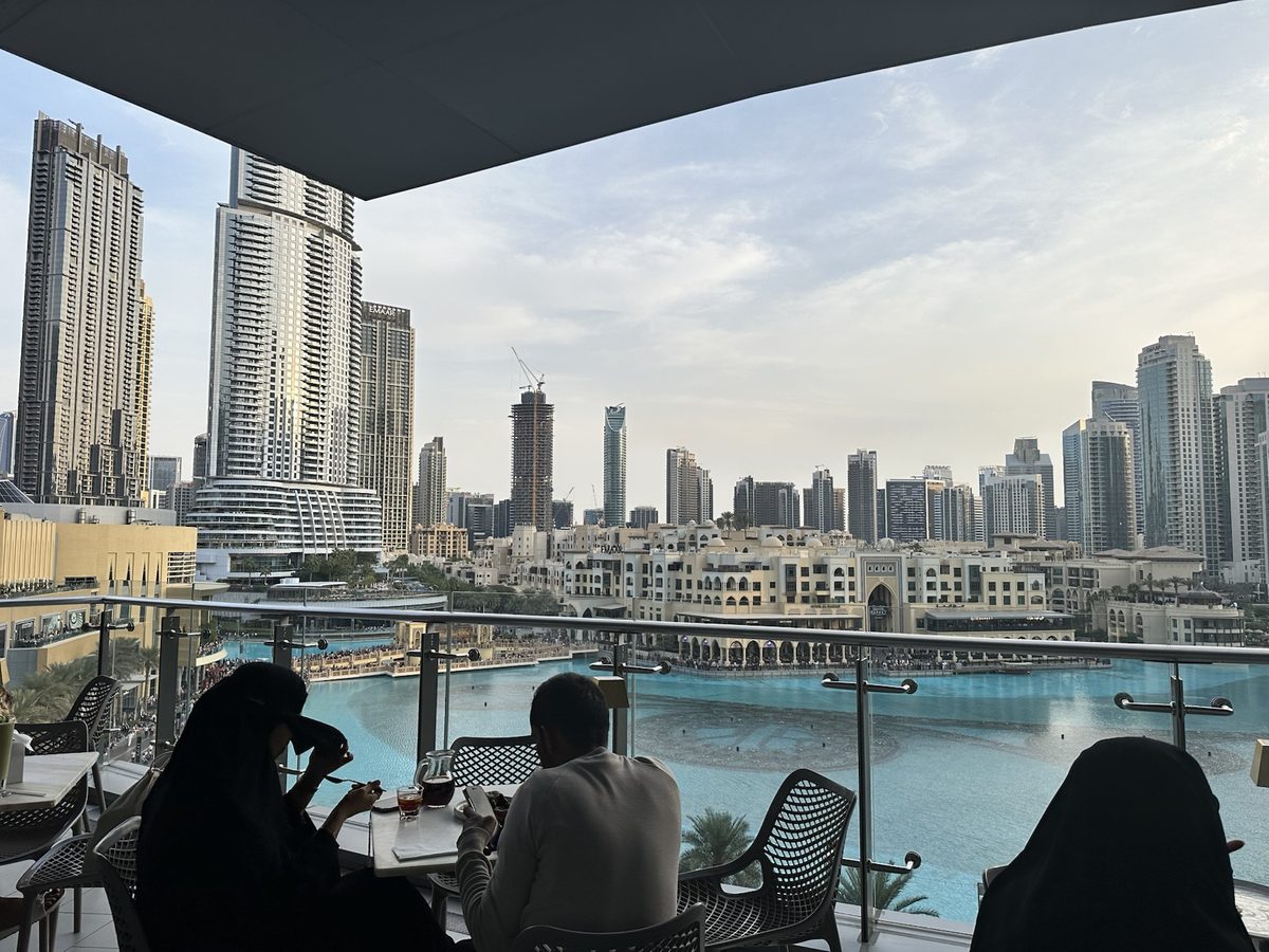 Výhľad na jazero s fontánou v centre Dubaja