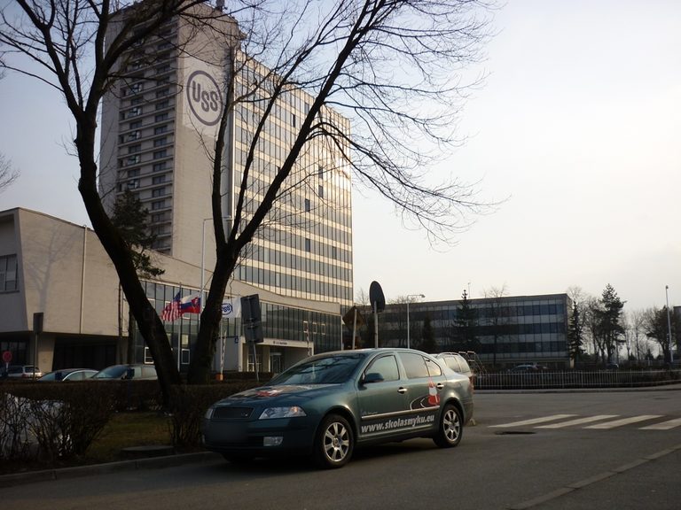 Školiace auto pred administratívnou budovou