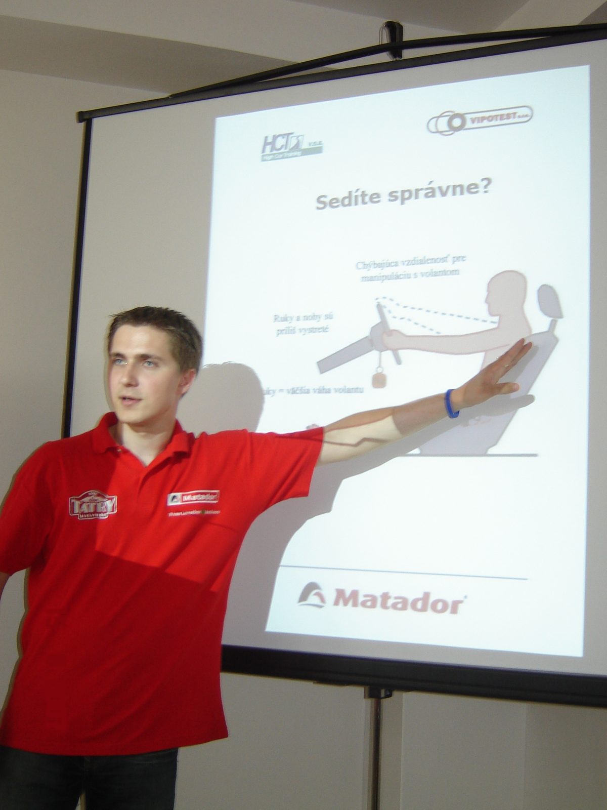 Inštruktor pri prezentácii o správnom sedení za volantom