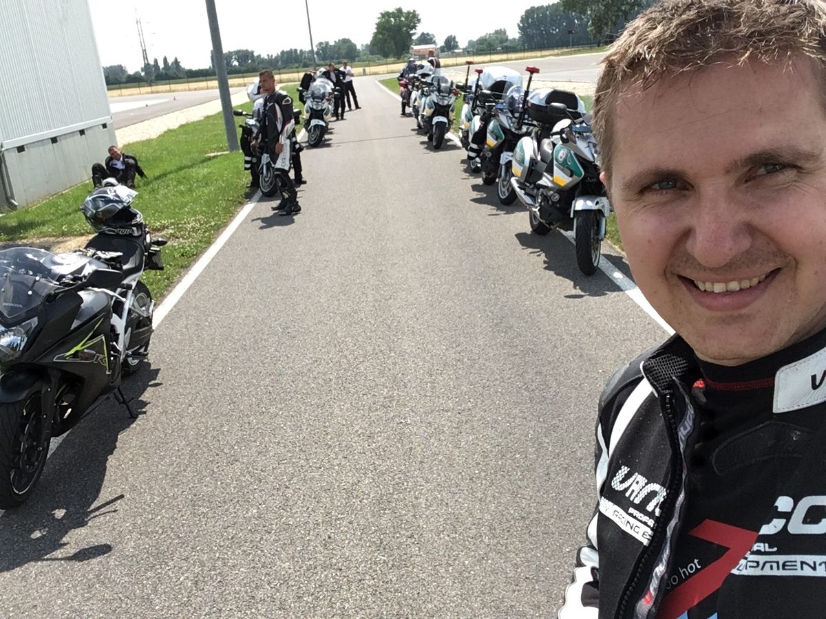 Selfie pred radom motoriek na trati