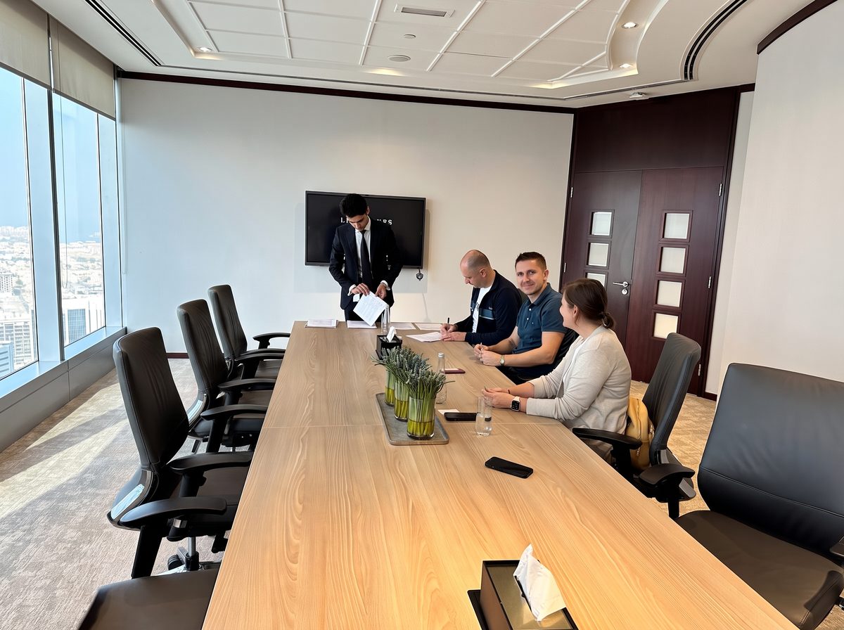 Rokovanie v zasadačke s výhľadom na Dubaj
