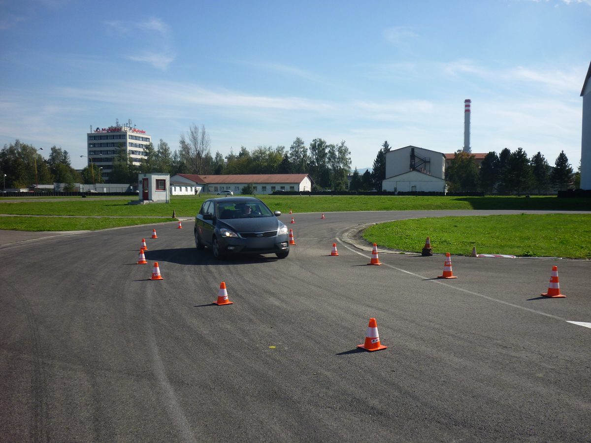 Auto prechádza slalomom medzi kužeľmi