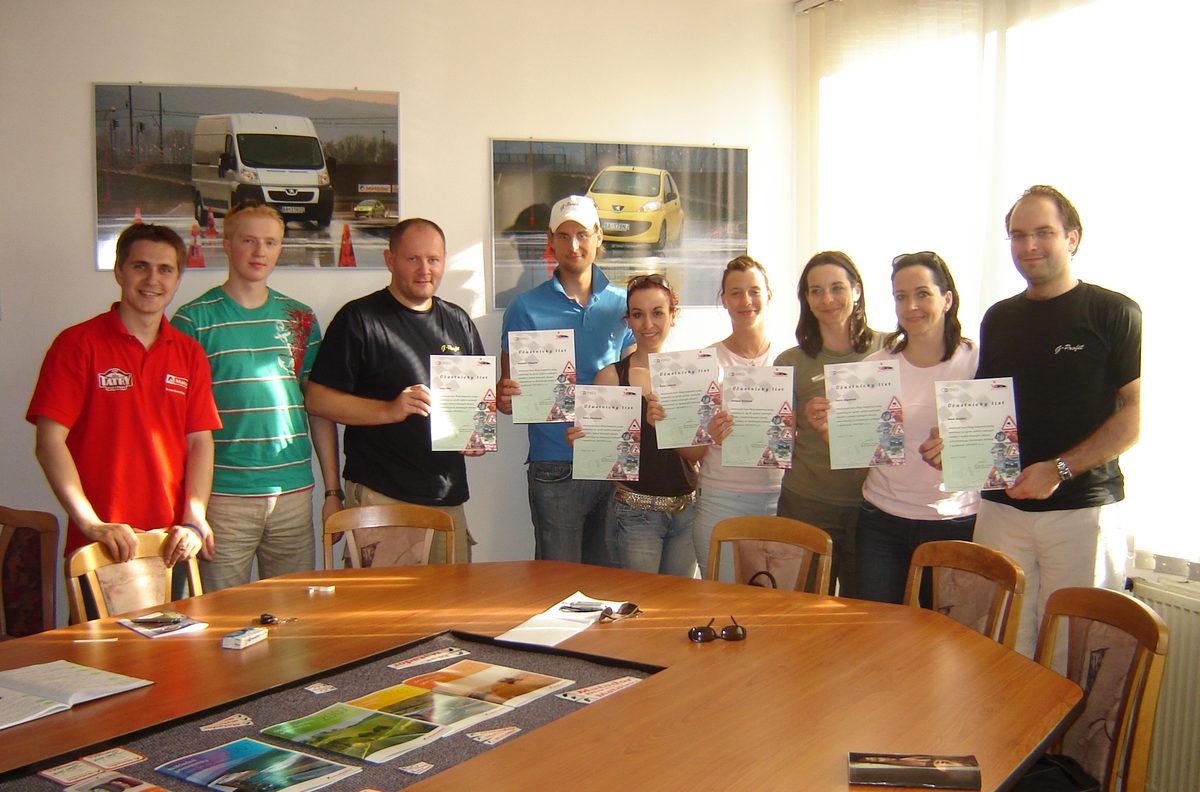 Absolventi kurzu s certifikátmi v školiacej miestnosti