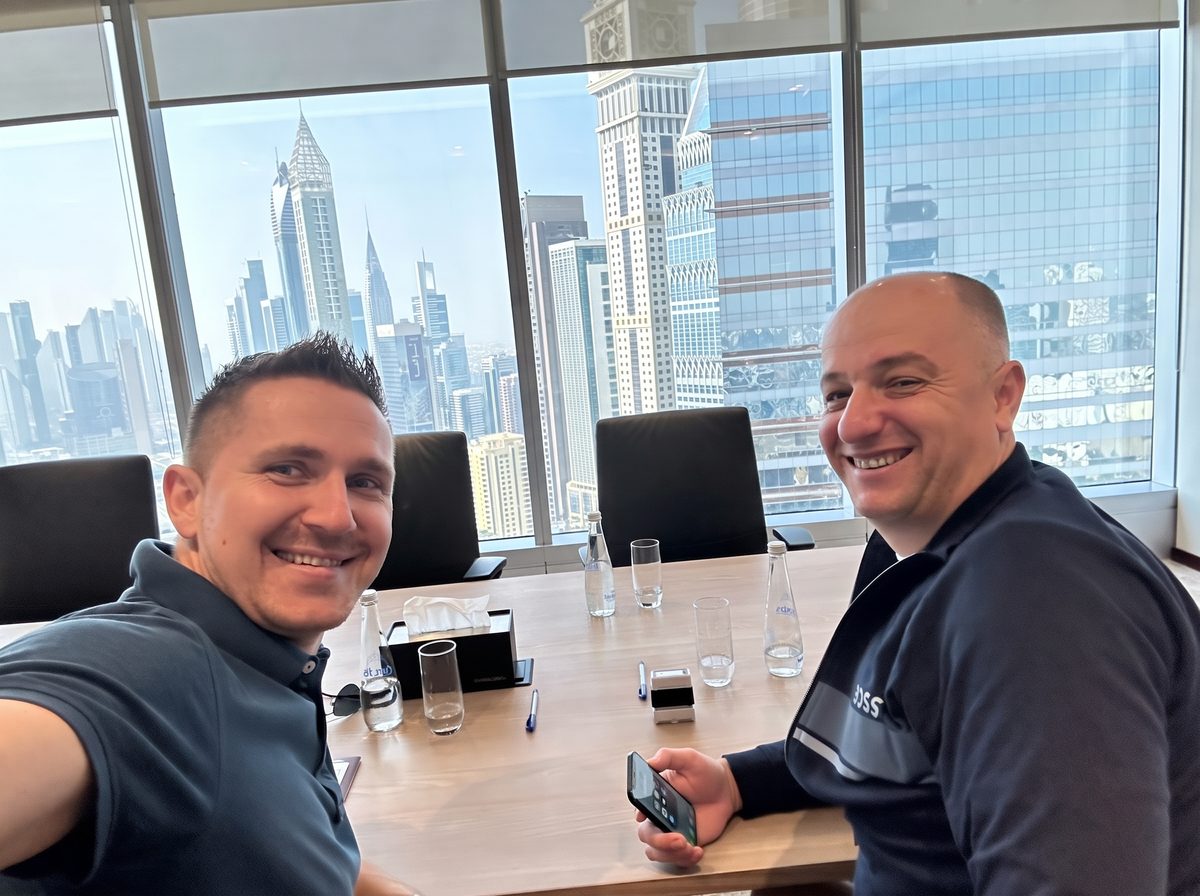 Milan Troška so spolupracovníkom v zasadačke nad mrakodrapmi Dubaja