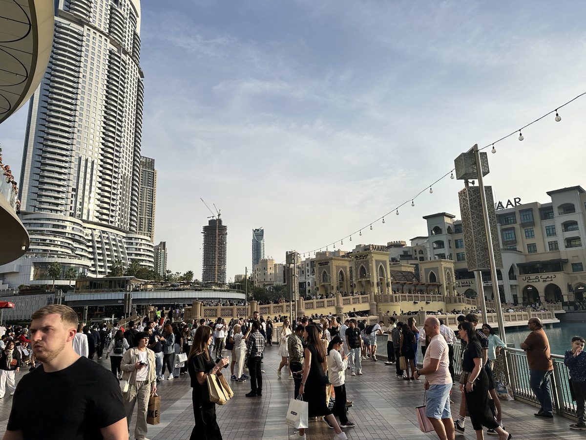 Promenáda pri fontáne v centre Dubaja