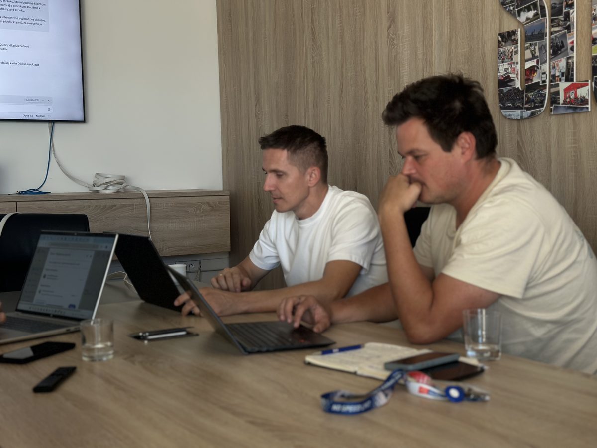 Milan Troška radí účastníkovi pri notebooku