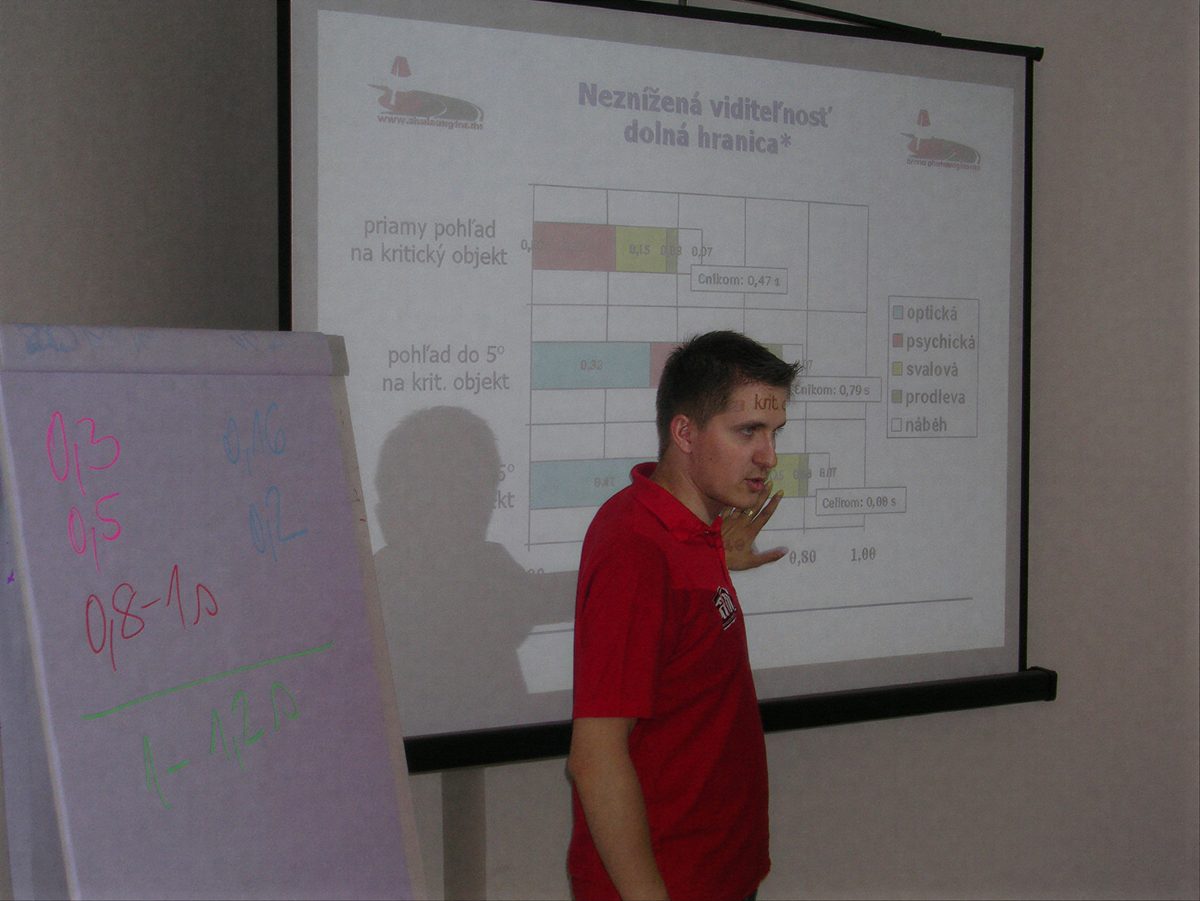 Inštruktor pri prezentácii o viditeľnosti a reakčnom čase