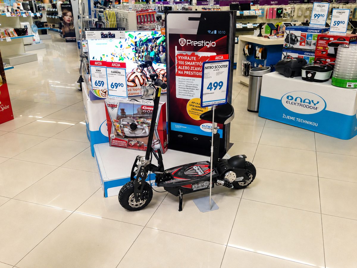 Kolobežka vystavená v predajni elektroniky
