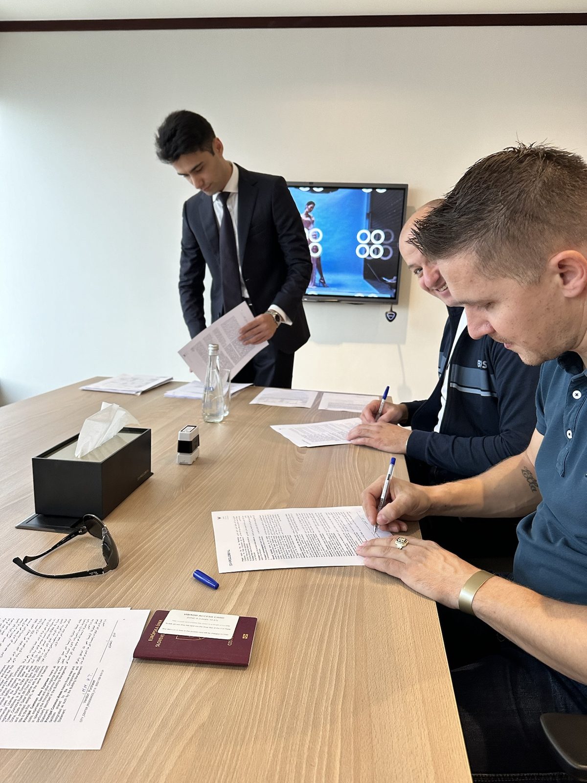Milan Troška pri podpise zmluvy v Dubaji