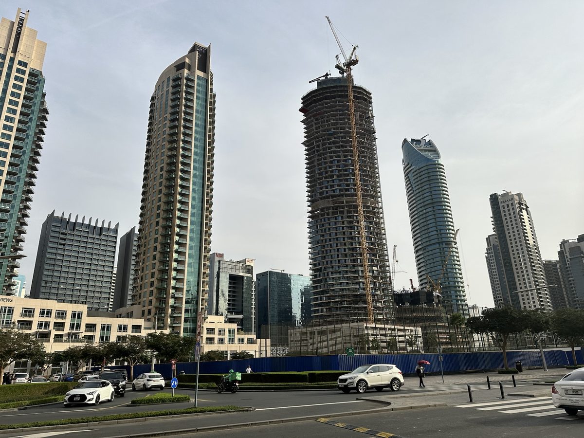 Rozostavaná veža medzi mrakodrapmi Dubaja