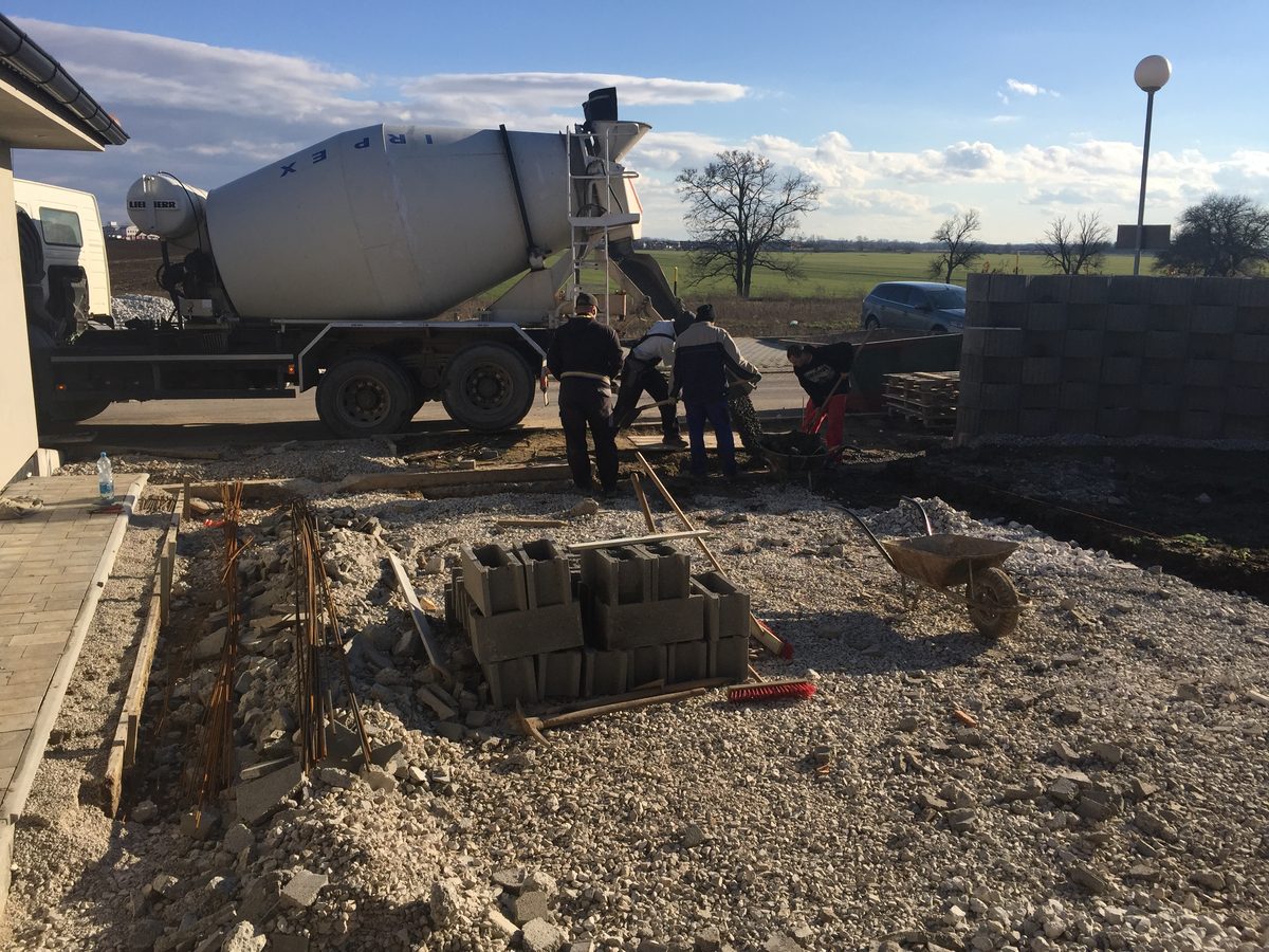 Betonáž pri dome, v pozadí domiešavač