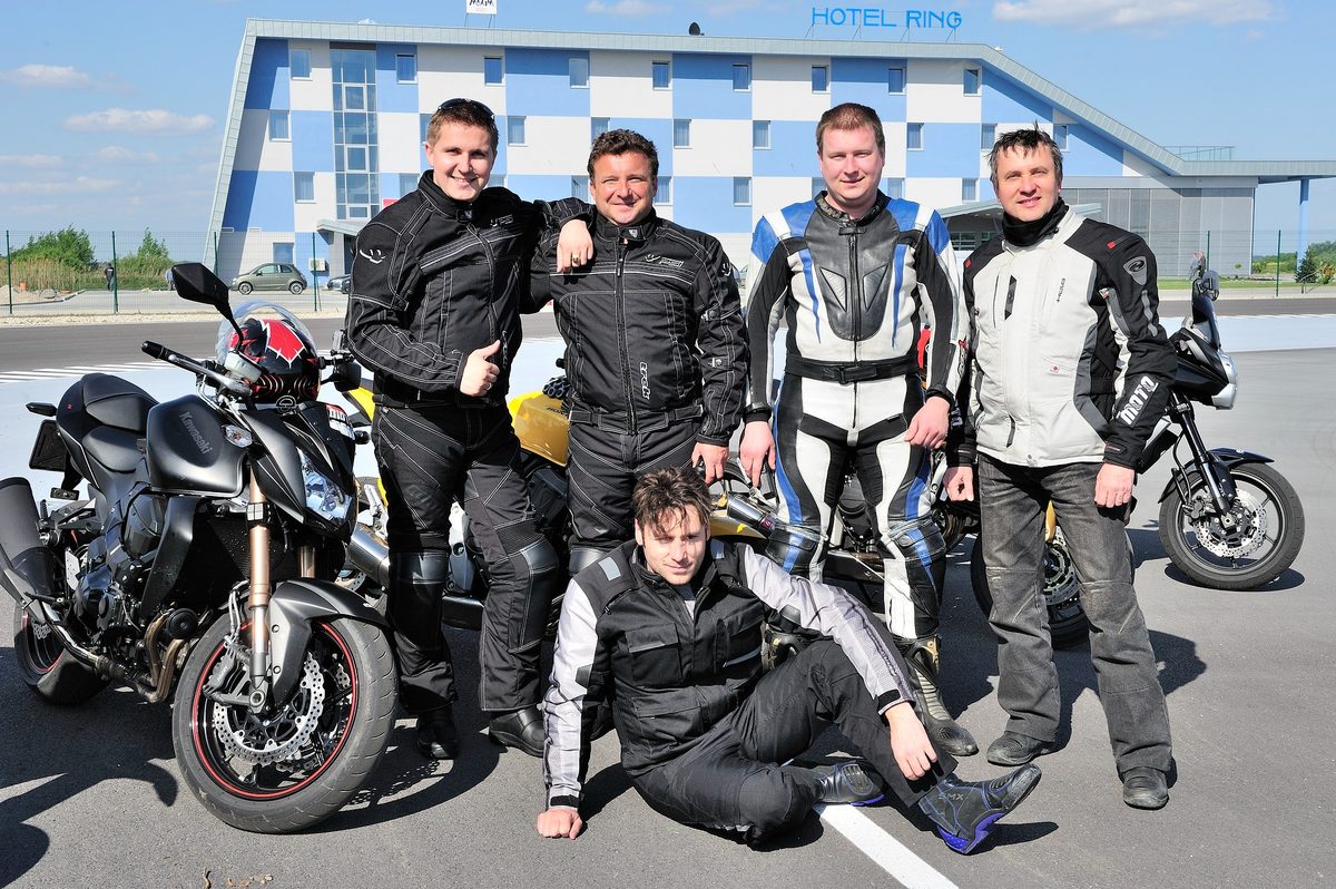 Skupina motorkárov pred hotelom Ring