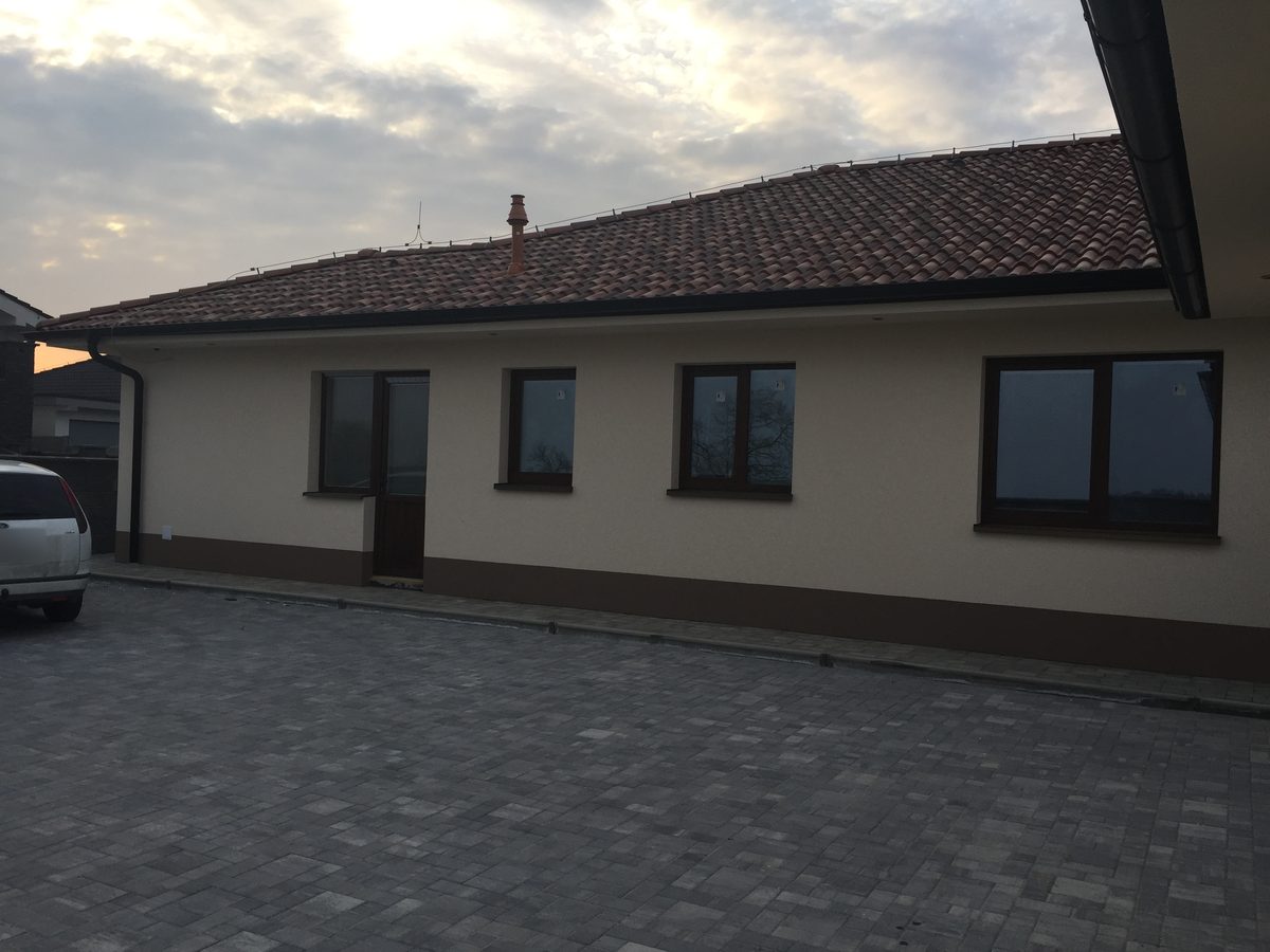 Dvor domu s novou zámkovou dlažbou