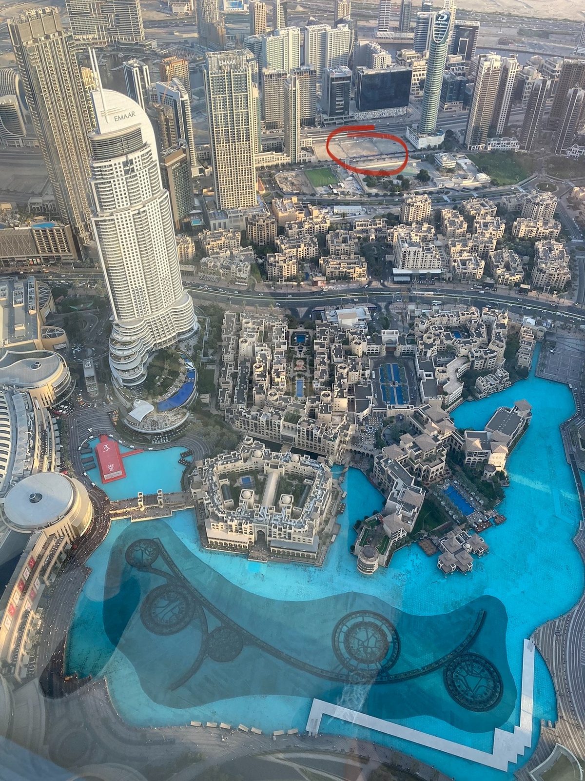 Pohľad zhora na centrum Dubaja, červeným krúžkom je vyznačené miesto stavby